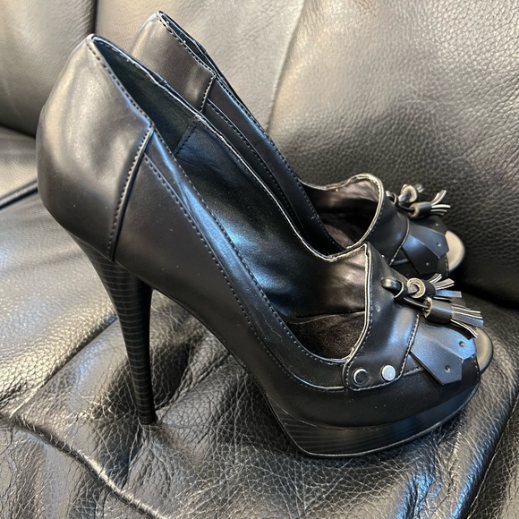 Simply Vera: Vera Wang Heels with Tassels - Picture 2 of 7